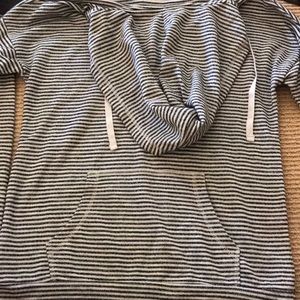 Striped light sweatshirt with hood and pocket